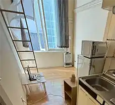 遺品整理・ゴミ屋敷清掃作業が完了し、ロフトの上から床面まで全ての荷物が撤去された札幌市東区の1DK室内。窓からの光が差し込み、フローリングやロフト、ハシゴが本来の姿を取り戻した、即日明け渡し可能な清潔な状態。