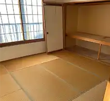 遺品整理・買取作業が完了し、全ての家具や家財道具が撤去された札幌市北区の4LDK一戸建て室内。畳や床、備え付けの押し入れ、窓だけが残り、長年の生活用品が一切なくなった、スッキリとリセットされた状態。
