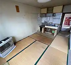遺品整理・生前整理作業が完了し、家具や家電、荷物がすべて搬出された後の札幌市南区の1LDK室内。畳や床が剥き出しになり、奥のキッチンまで見渡せる、空っぽで見違えるほど綺麗になった状態。