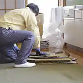 御遺品をお仕分けしている様子の写真