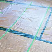 室内の床を養生している様子の写真