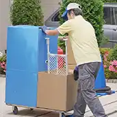 仕分けしたご遺品を搬出している様子の写真