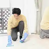 室内を簡易清掃しているスタッフ二名の写真