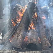 御遺品をお焚き上げしている様子の写真