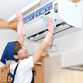 エアコンの掃除をしている写真