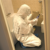 防護服を着て特殊清掃をしている様子の写真