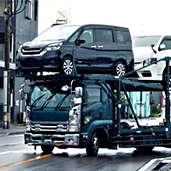 車を買い取るために運んでいる様子の写真