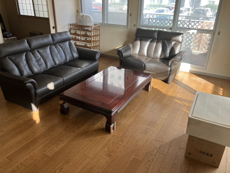 大型家具以外をお片付けした後のマンションのリビング