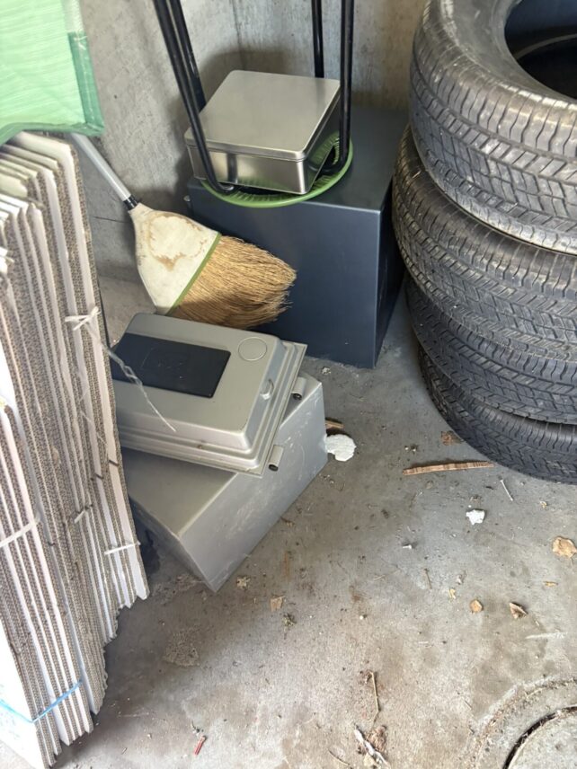 【札幌市東区】マンション地下駐車場の残置物を一掃｜廃タイヤ50本や家電類を8時間でスピード回収した事例