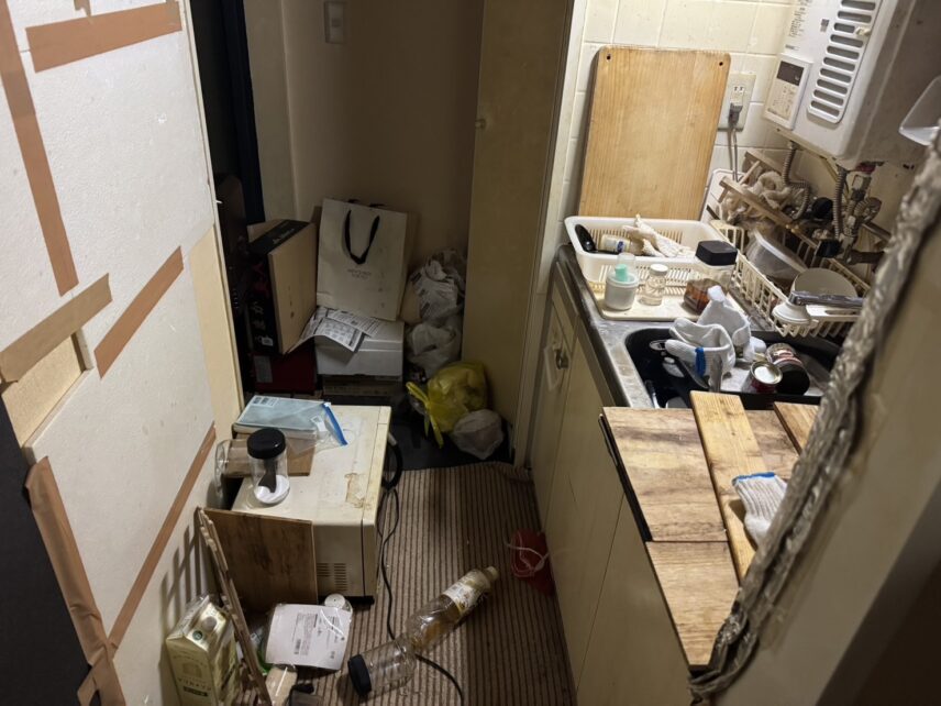 【中央区・1Kの遺品整理】玄関まで迫った荷物の山を、プロが2階から一気に救出！
